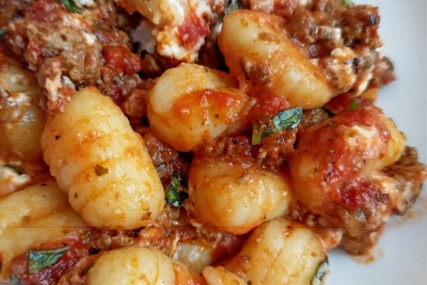 Gnocchi zapiekane z mięsem mielonym i sosem pomidorowym
