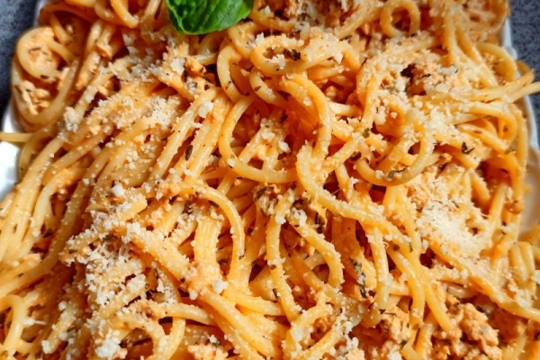 Spaghetti w kremowym sosie z kurczakiem