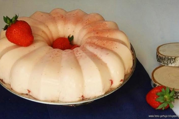 Truskawkowa jogurtowa babka bez pieczenia