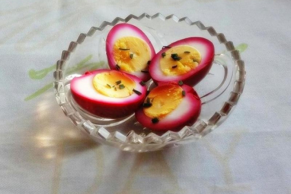 Różowe jajka na Wielkanoc - jajka w zalewie buraczanej