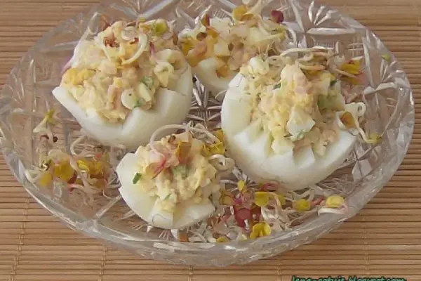 Jajka faszerowane szynką i marynowanymi pieczarkami
