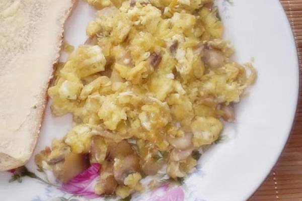Jajecznica z pieczarkami