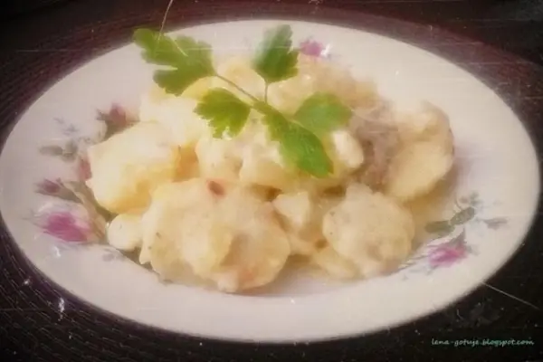 Zapiekane ziemniaki z sosem serowym i mięsem mielonym