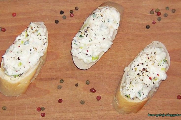 Pasta twarogowo - jajeczna z kolorowym pieprzem