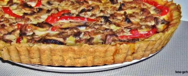 Quiche z mięsem i warzywami