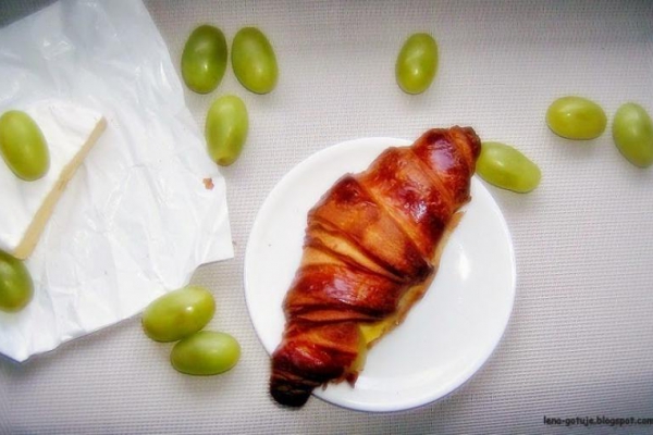 (Nie) nudna kanapka - croissant z serem camembert