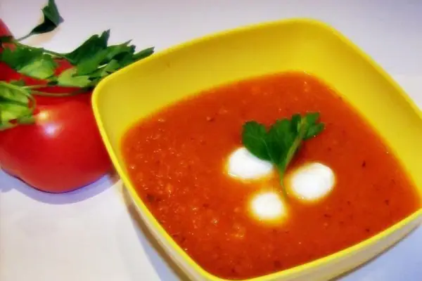 Kremowa zupa pomidorowa z mozzarellą
