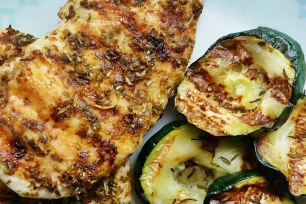Grillowana pierś czosnkowo - ziołowa z cukinią