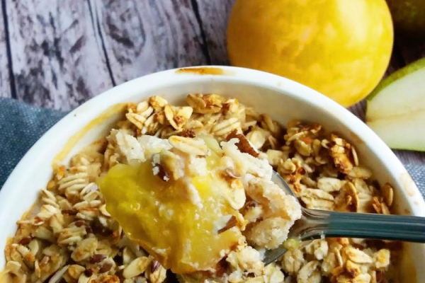 Pieczona owsianka z gruszką i śliwką