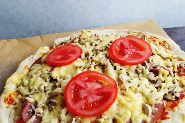 Pizza z szynką i pieczarkami (ciasto na pizzę)