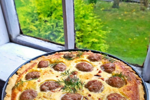 Tarta z kurkami i mięsnymi kulkami