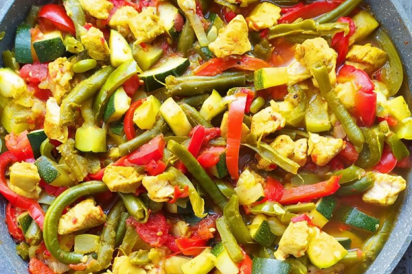 Warzywny kociołek z kurczakiem curry
