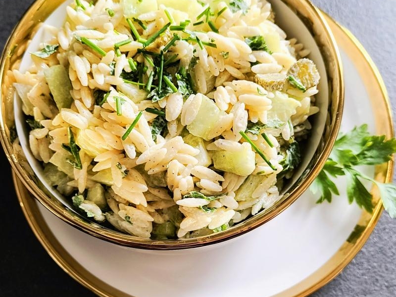 Sałatka z makaronem orzo