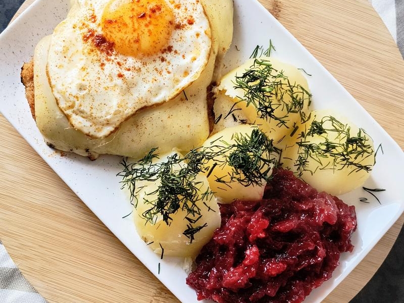 Kotlet schabowy z serem i jajkiem sadzonym