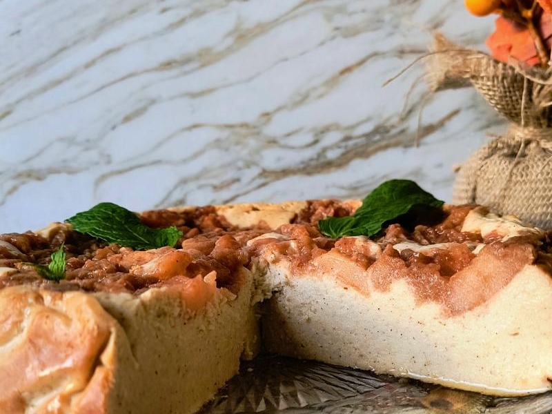 Sernik cynamonowo - korzenny z jabłkami