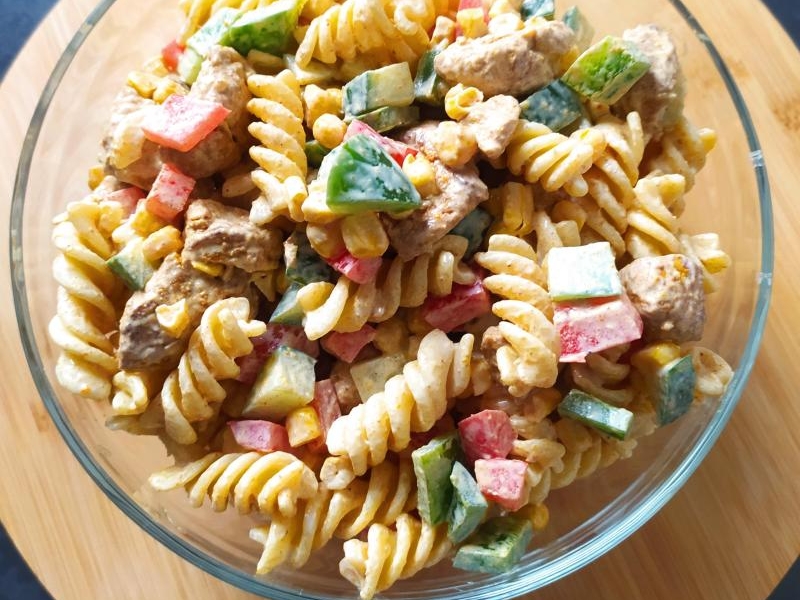 Sałatka makaronowa z kurczakiem