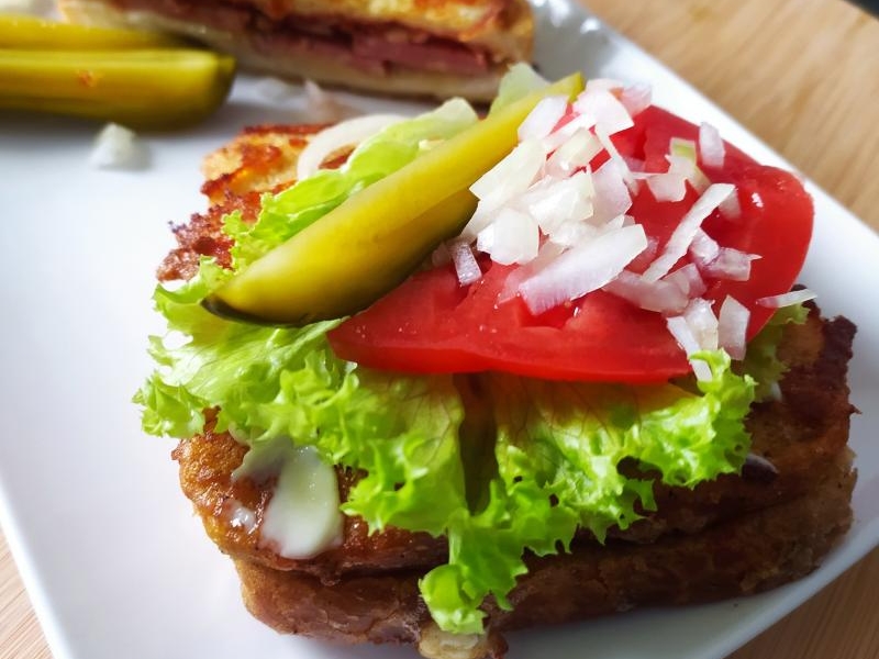 Kanapka z kiełbasą na ciepło