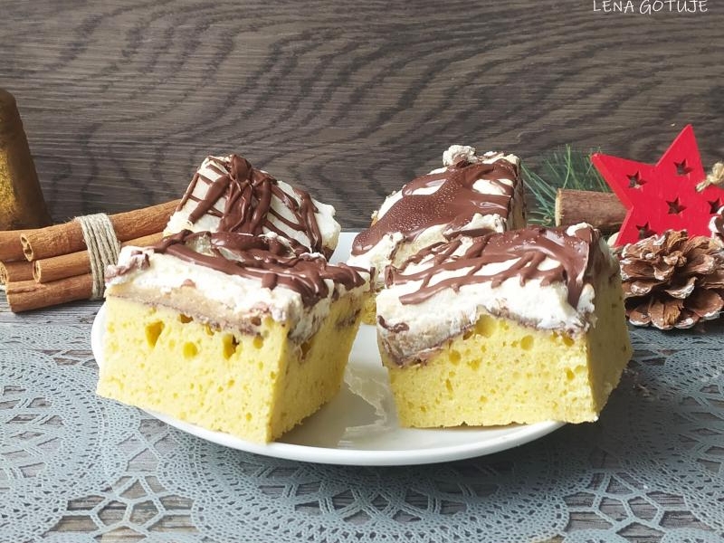 Proste ciasto z jabłkami i bitą śmietaną