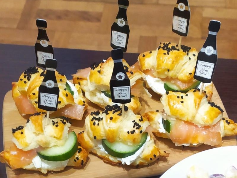 Rogaliki z ciasta francuskiego z łososiem