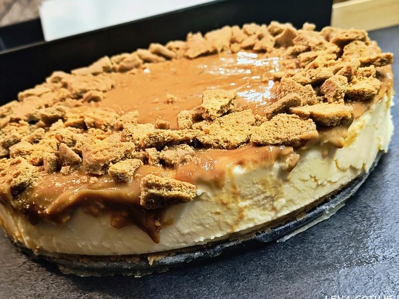 Sernik gotowany na spodzie z korzennych ciasteczek