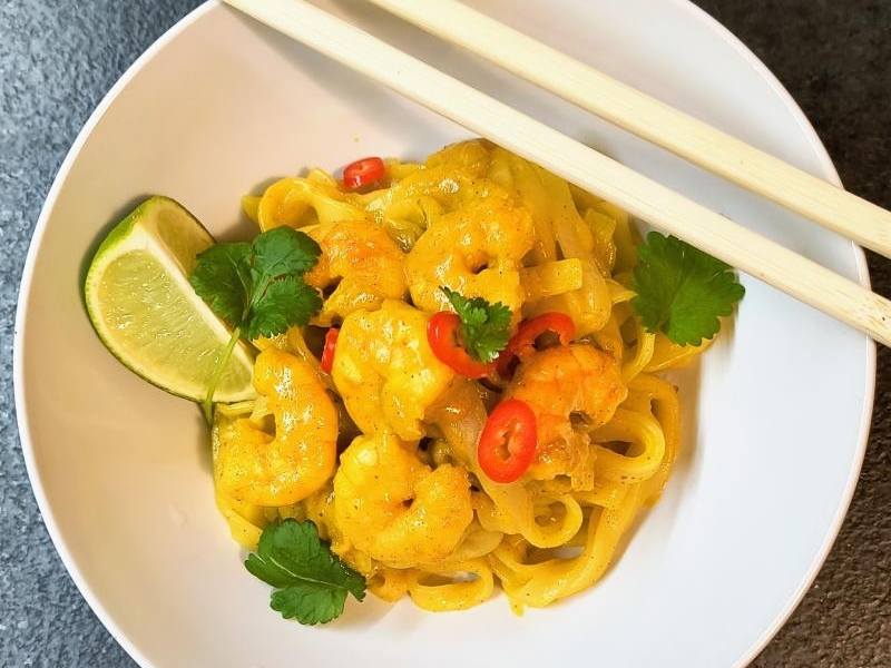 Krewetki curry z makaronem