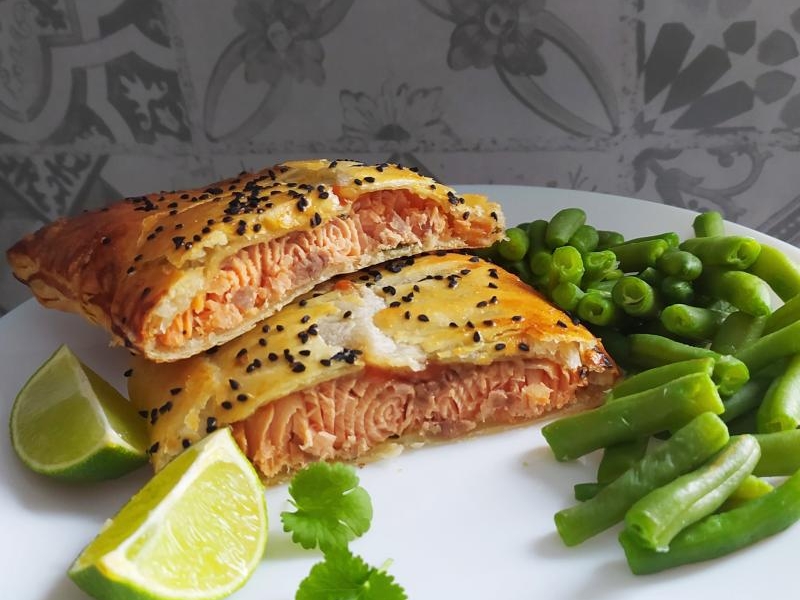 Łosoś w słodko-pikantnym sosie w cieście francuskim