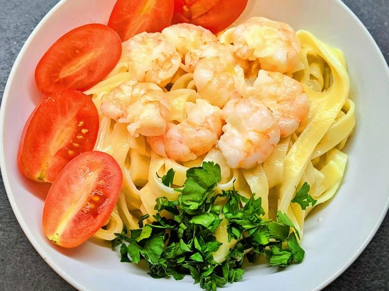 Krewetki w śmietanie z makaronem