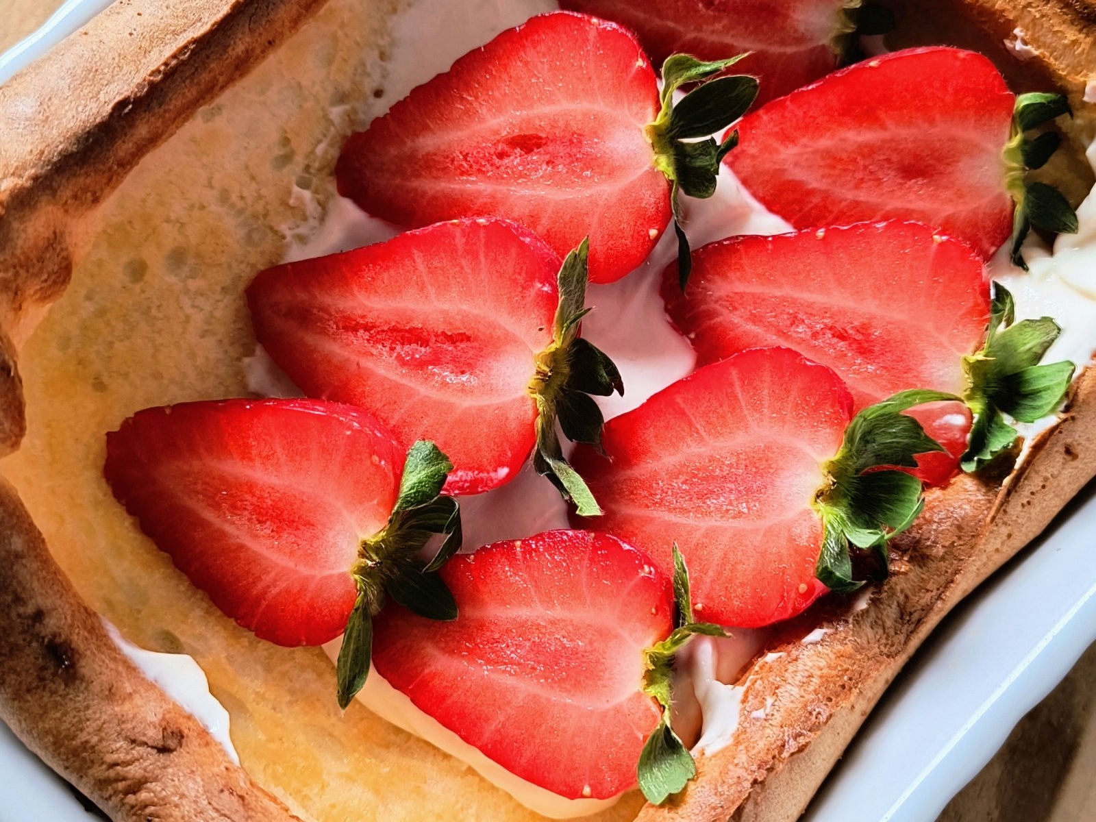 Dutch baby (pieczony naleśnik) z truskawkami