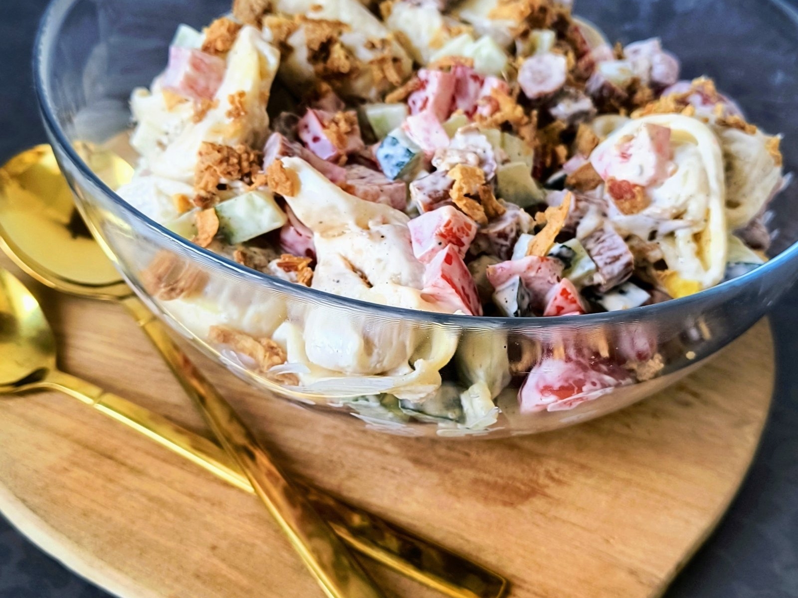 Sałatka z tortellini, kabanosem i cebulką prażoną