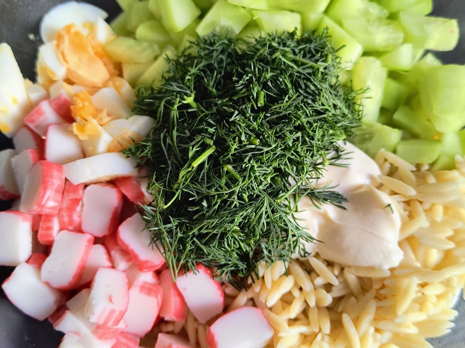 Sałatka z paluszkami krabowymi surimi