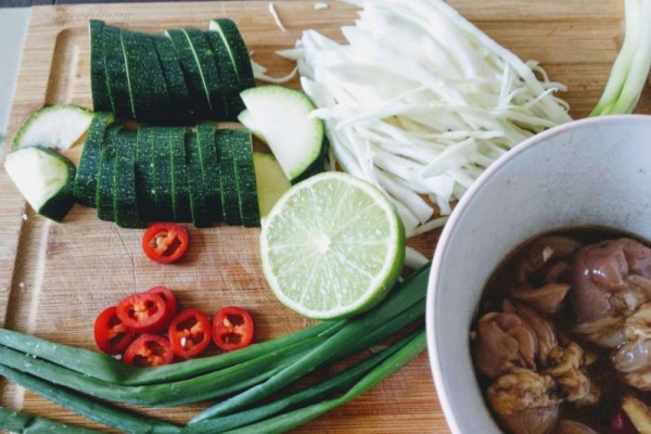 Stir-fry z kapustą i kurczakiem