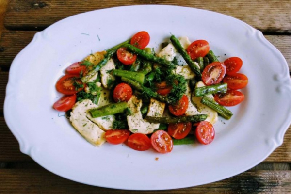 Szparagi z serem halloumi