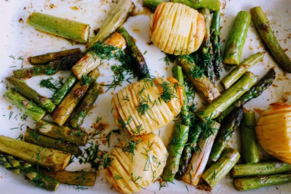 Ziemniaki Hasselback ze szparagami