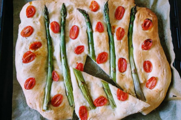 Focaccia ze szparagami i pomidorkami
