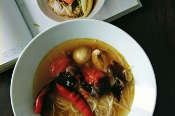 Aromatyczna zupa z makaronem ryżowym