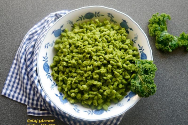 Zielone szpecle (spätzle) jarmużowe
