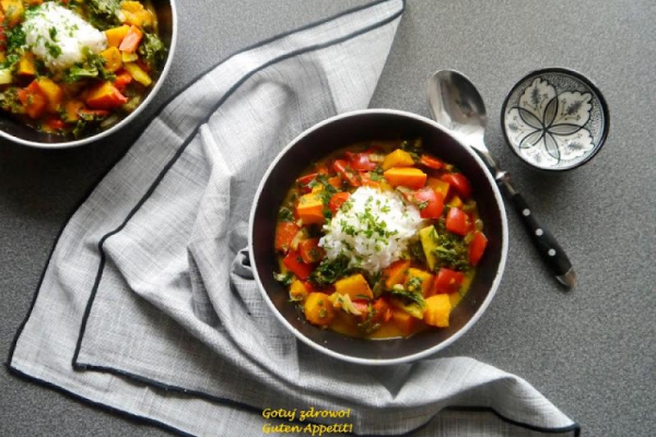 Dyniowe curry z papryką i jarmużem