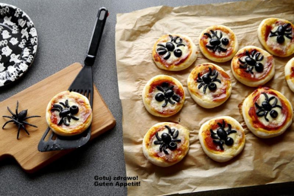 Halloweenowe mini pizze pająki