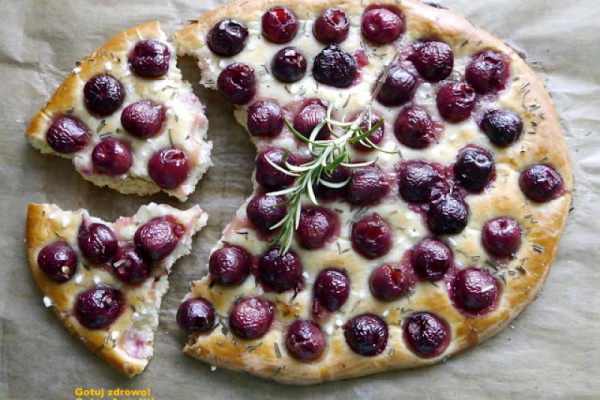 Focaccia z czereśniami