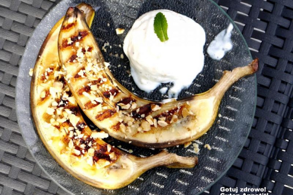Grillowane banany i lody jogurtowe z kardamonem