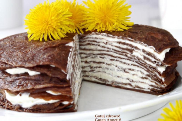 Czekoladowy tort naleśnikowy