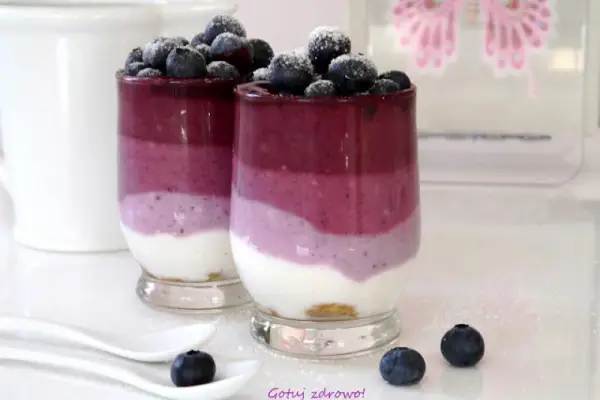 Jogurtowy deser z jagodami - fit