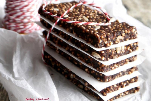 Batoniki z daktyli i popingu z quinoa - super fit