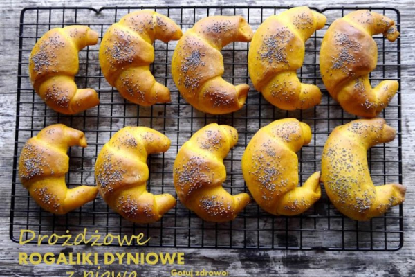 Drożdżowe rogaliki dyniowe z pigwą, powidłami i makiem