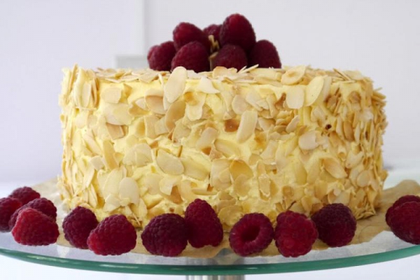 Tort migdałowy z malinami i mango