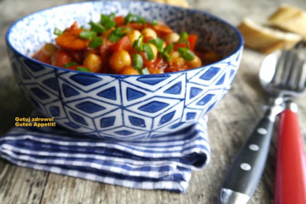 Ciecierzyca z pomidorami i chorizo