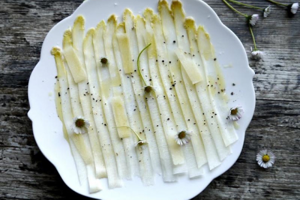 Carpaccio z białych szparagów