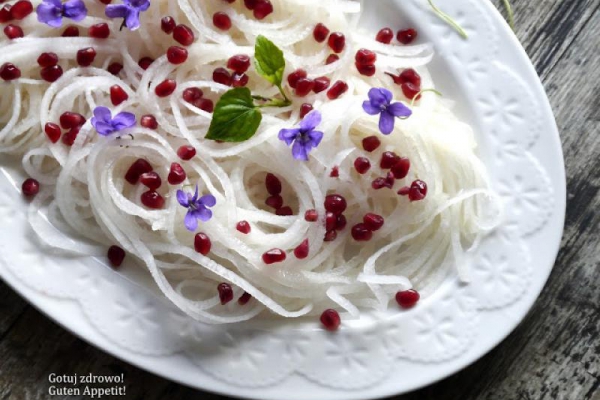 Spaghetti z białej rzodkwi, pestek granatu i fiołków - surówka fit