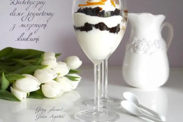 Dietetyczny deser jogurtowy z suszoną śliwką