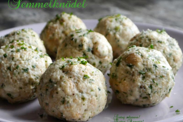 Semmelknödel i sos z mrożonych grzybów leśnych